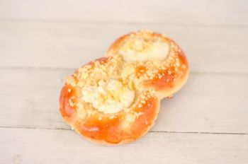 Drożdżówka orkiszowa z serem